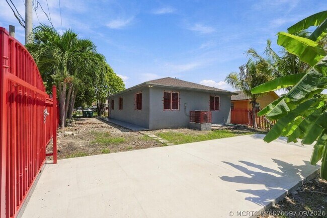 Building Photo - 4952 NW 21st Ave