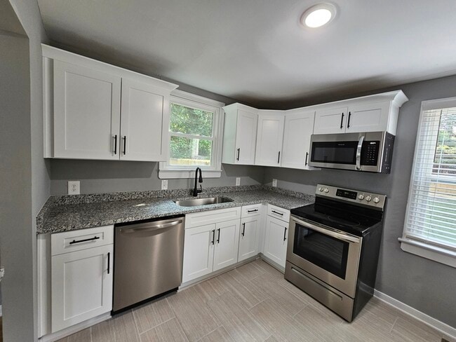 Building Photo - 3907 E Chatham Dr