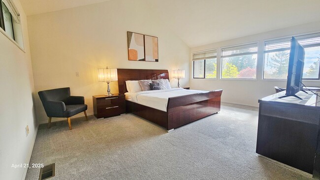 Building Photo - Beautiful Remodeled 4 Bedroom and 2.5 Bathroom Single Family House - Bellevue