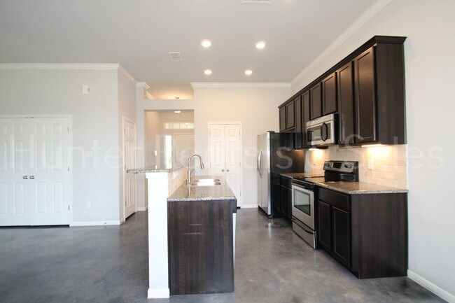 Building Photo - 1619 Neuberry Cliffe