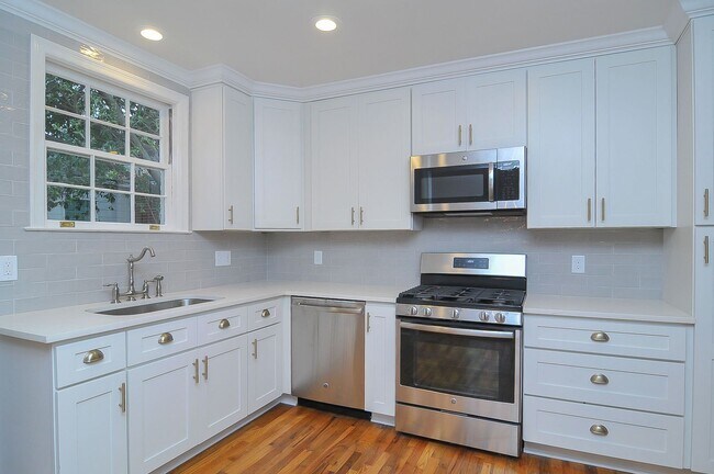 Building Photo - Beautiful 3 bedroom/2 bath house in highly desirable Shandon location! Available June 2026!