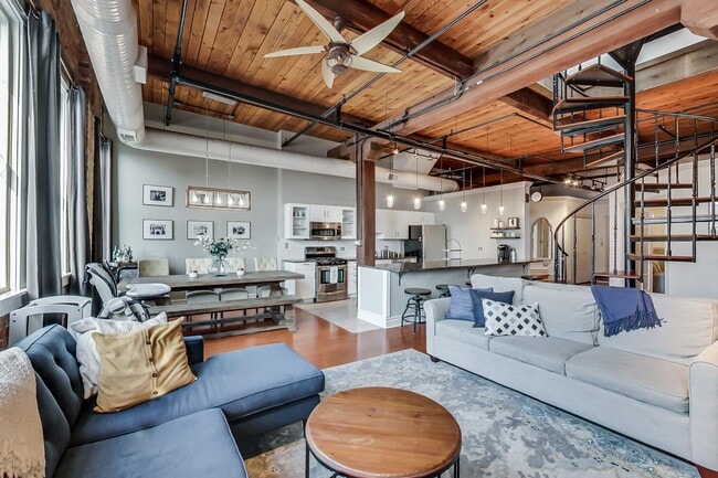 Building Photo - 913 W Van Buren St