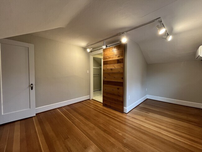 Building Photo - Charming 4-Bedroom Portland Home with Spac...