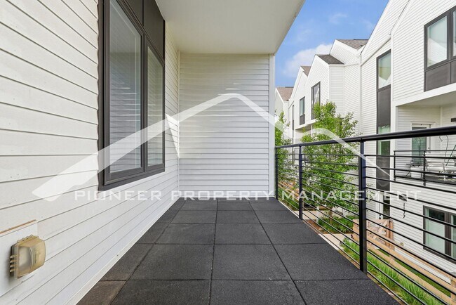 Building Photo - Spacious Townhouse with Central AC and 2-Car Garage
