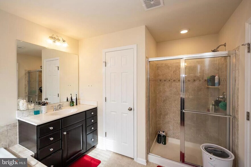 Building Photo - 25239 Laureldale Ter