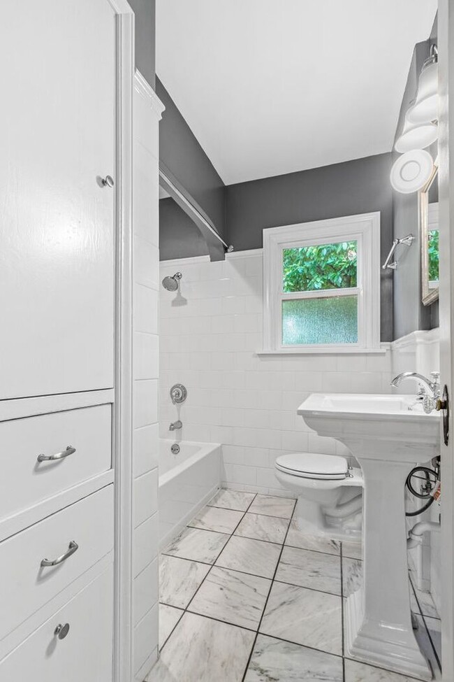 Building Photo - Charming Beach Drive Craftsman w/ AC and V...