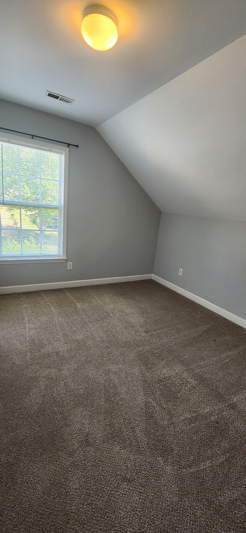 Building Photo - 4 Bedroom - Less than 2 miles from Swamp R...