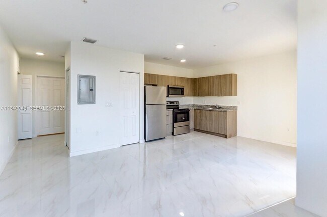 Building Photo - 339 W 78th Rd