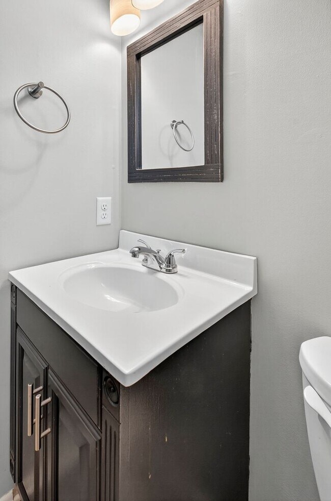 Building Photo - 14 Carol Ct