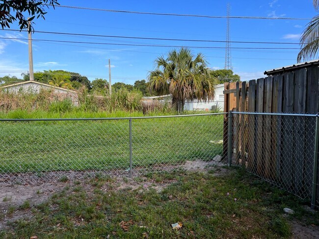 Building Photo - 3 BEDROOM, 2 BATH HOME IN THE HEART FORT P...