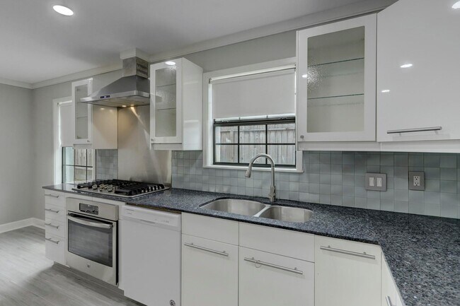 Building Photo - 5419 Dumfries Dr