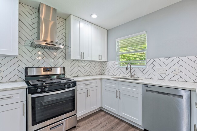 Building Photo - Beautiful 3 bedroom, 2 bathroom home in East Austin!!!