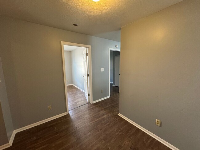 Building Photo - Near Southeast 3 Bedroom 1 Bath