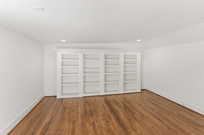 Building Photo - 1548 Cortlandt St