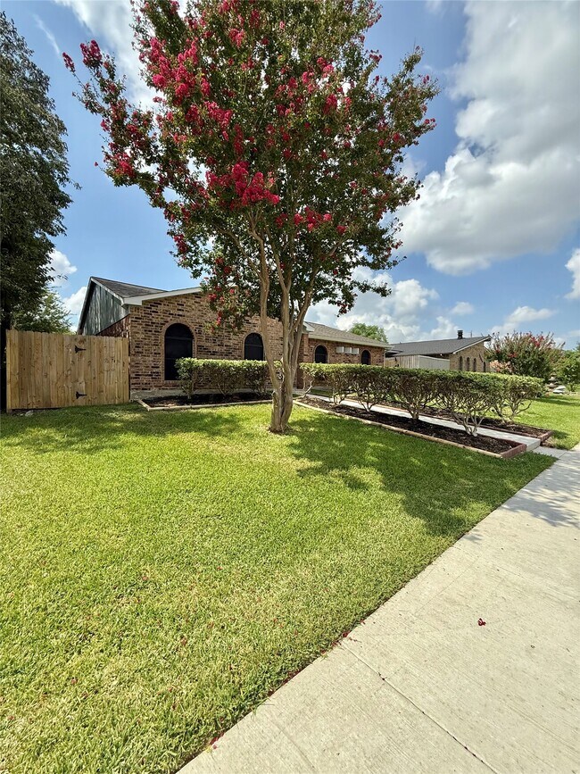 Building Photo - 14650 Lourdes Dr