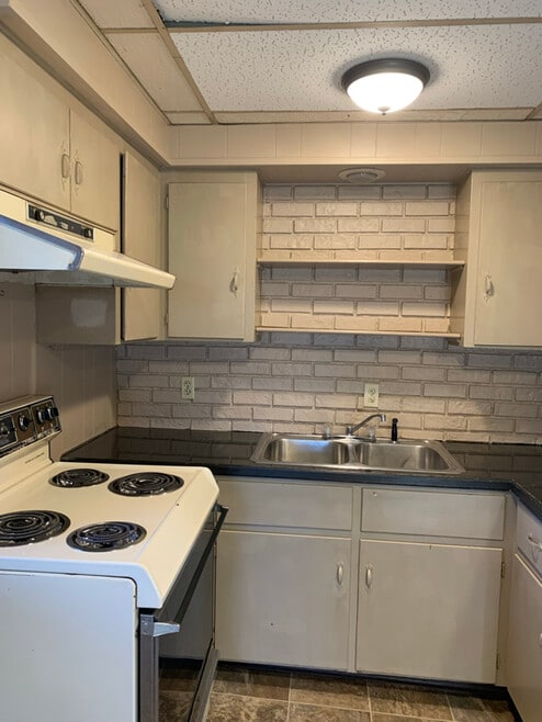 Building Photo - 10 Adams St