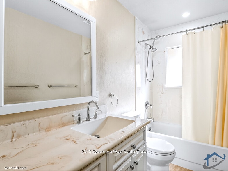 Building Photo - 2816 Sycamore Way