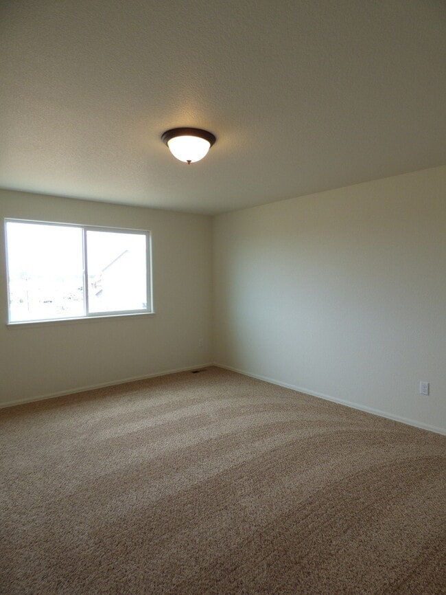 Building Photo - Spacious and Beautiful 3 Bed, 2.5 Bath Hom...