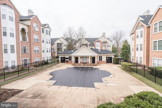 Building Photo - 4139 Fountainside Ln