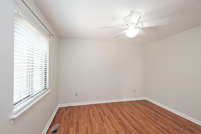 Building Photo - 1011 Highlands Dr