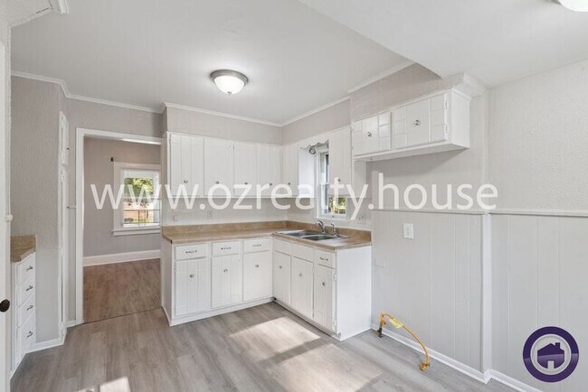Building Photo - 1735 Roosevelt Cir