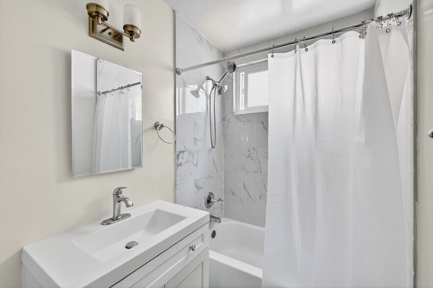 Building Photo - 425 W Regent St