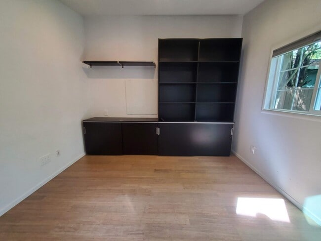 Building Photo - Kentfield 3x2 Flat + detached office, fron...