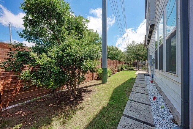 Building Photo - 10201 Cienega Cove