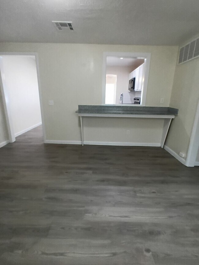 Building Photo - Freshened up ready for new tenants! Section 8 approved