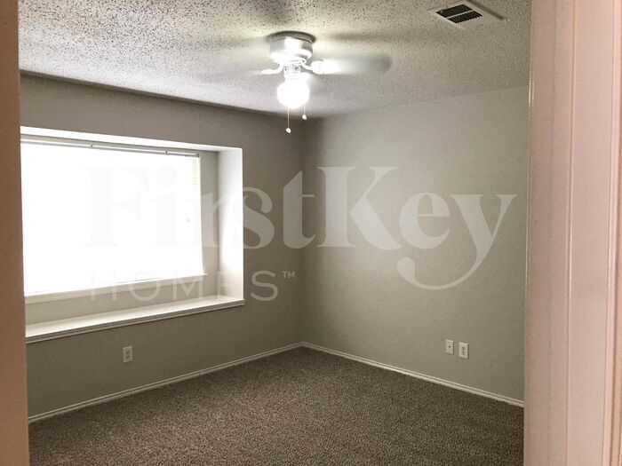 Building Photo - 5704 Creekhollow Dr