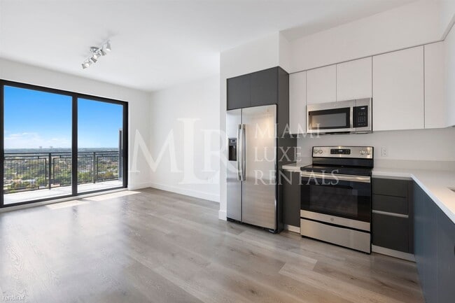 Building Photo - Studio, 1 bath Condo - 3180 Coral Way Spac...