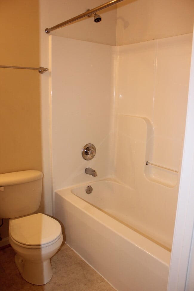 Building Photo - 3 Bedroom, 2.5 Bath Townhouse for Rent