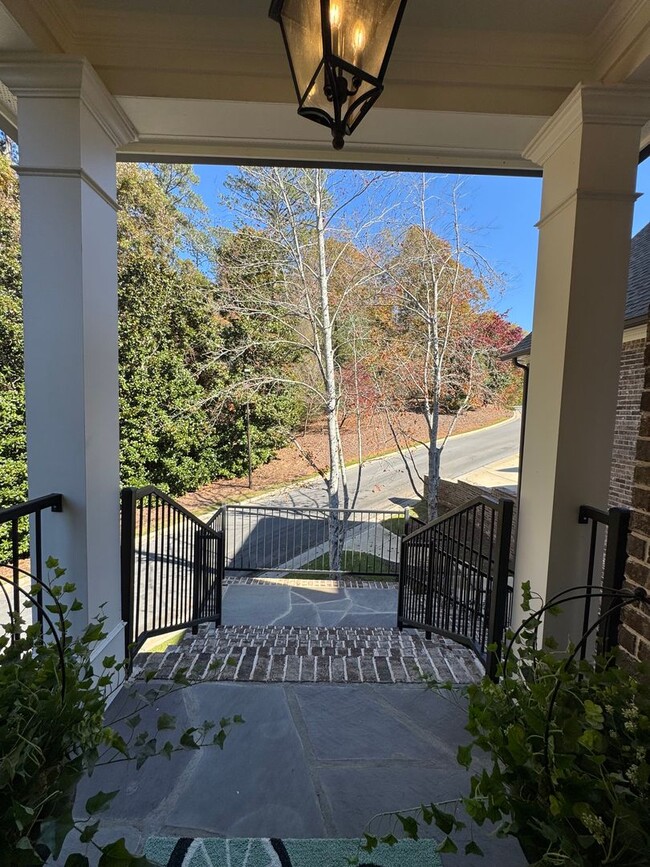 Building Photo - Grandeur Brick 4/3.5 with Bonus Room in Th...