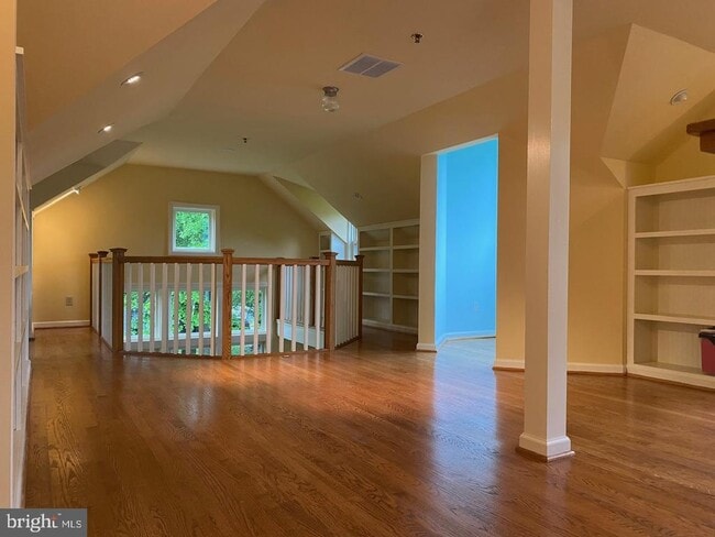 Building Photo - 108 E Park Pl