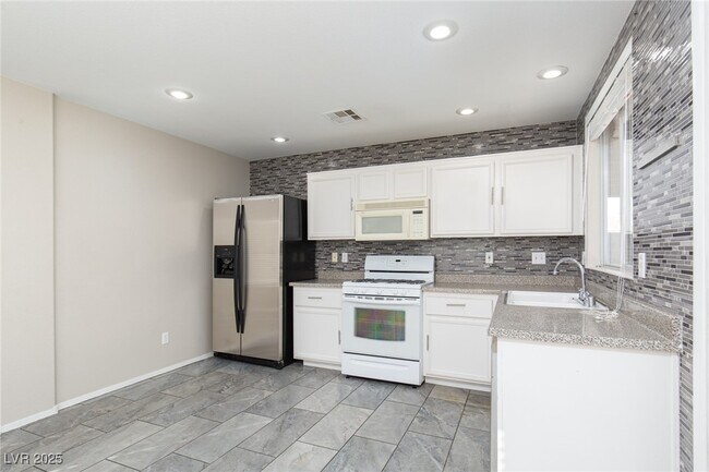 Building Photo - 8564 Shady Pines Dr