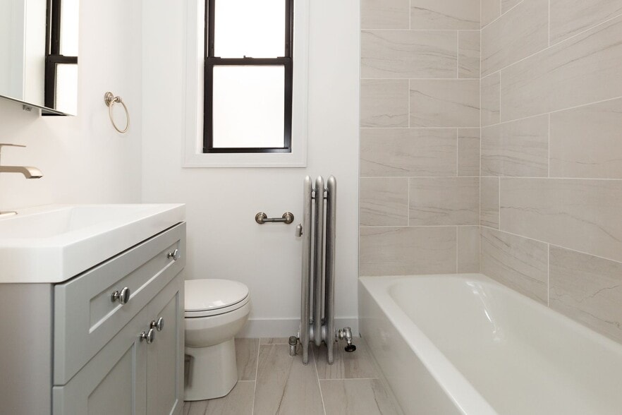 Building Photo - 435 W Surf St