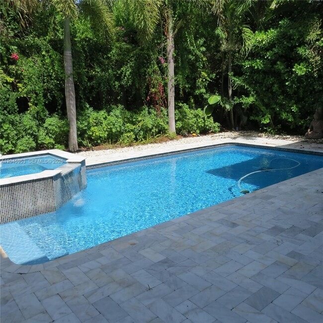 Building Photo - 542 N Cypress Dr