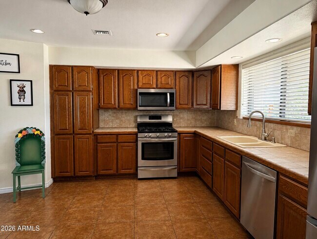 Building Photo - 7026 E Sunnyside Dr