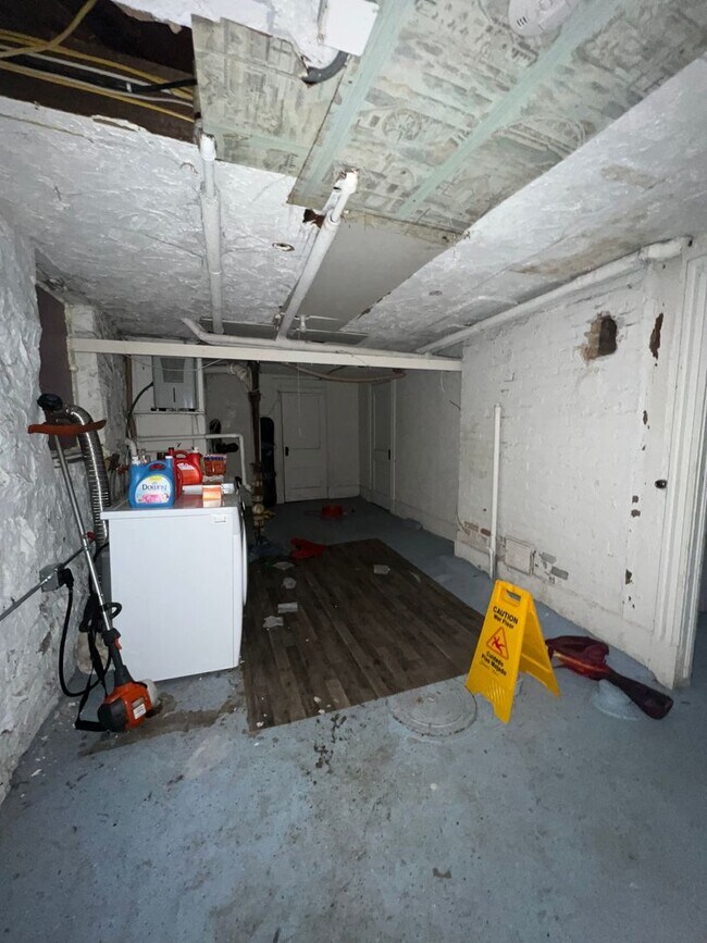Building Photo - AVAILABLE NOW - Large 4 bedroom in Lakesid...