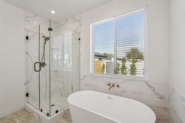 Building Photo - 910 E Roma Ave