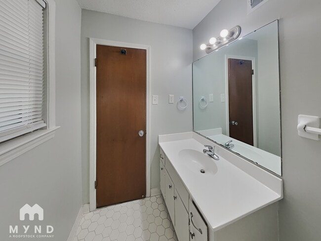 Building Photo - 3859 Hyacinth Dr