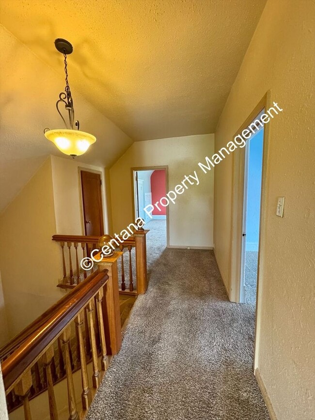 Building Photo - 5 bedroom 3 bath house with fenced yard