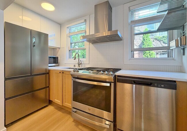 Building Photo - 432 2nd St