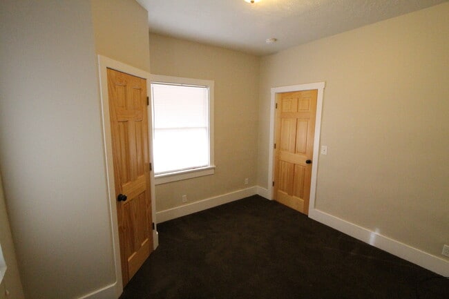Building Photo - Right Size and a Great Location! Two bedro...