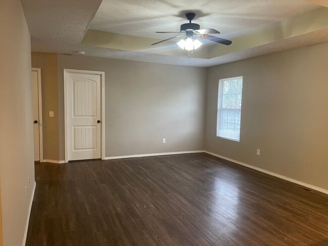 Building Photo - 3 Bedroom in Ozark!