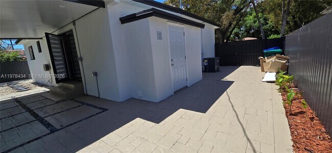 Building Photo - 2731 SW 29th Ave