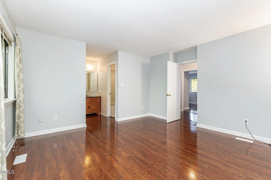Building Photo - Room in Townhome on Sandy Creek Dr
