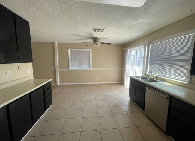 Building Photo - Beautiful 4 Bedroom 2 Bathroom house ( Smo...