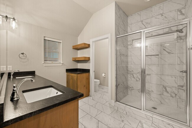 Building Photo - Gorgeous 4 bedroom in South Tyler