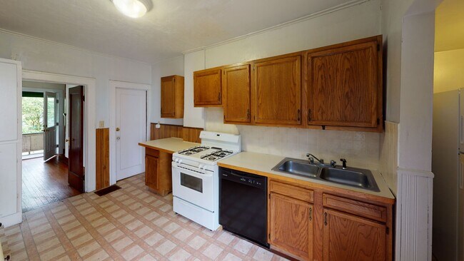 Building Photo - 321-321.5-3215 Hillview Pl